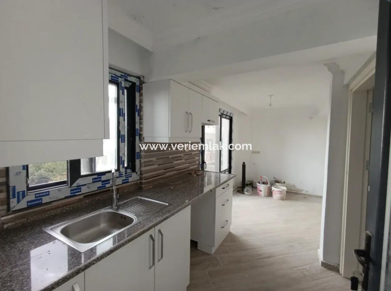 Seferihisar Banksis Sitesi’nde Deniz Manzaralı 4+2 Tripleks Villa