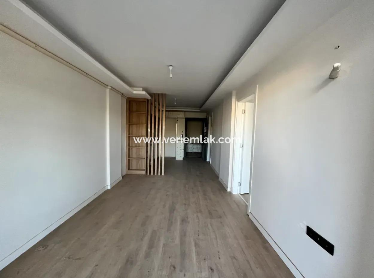 Seferihisar-Kuşadası Yolu Üzerinde, Sıfır Binada Geniş Kullanım Alanlı 1+1.5 Satılık Daire