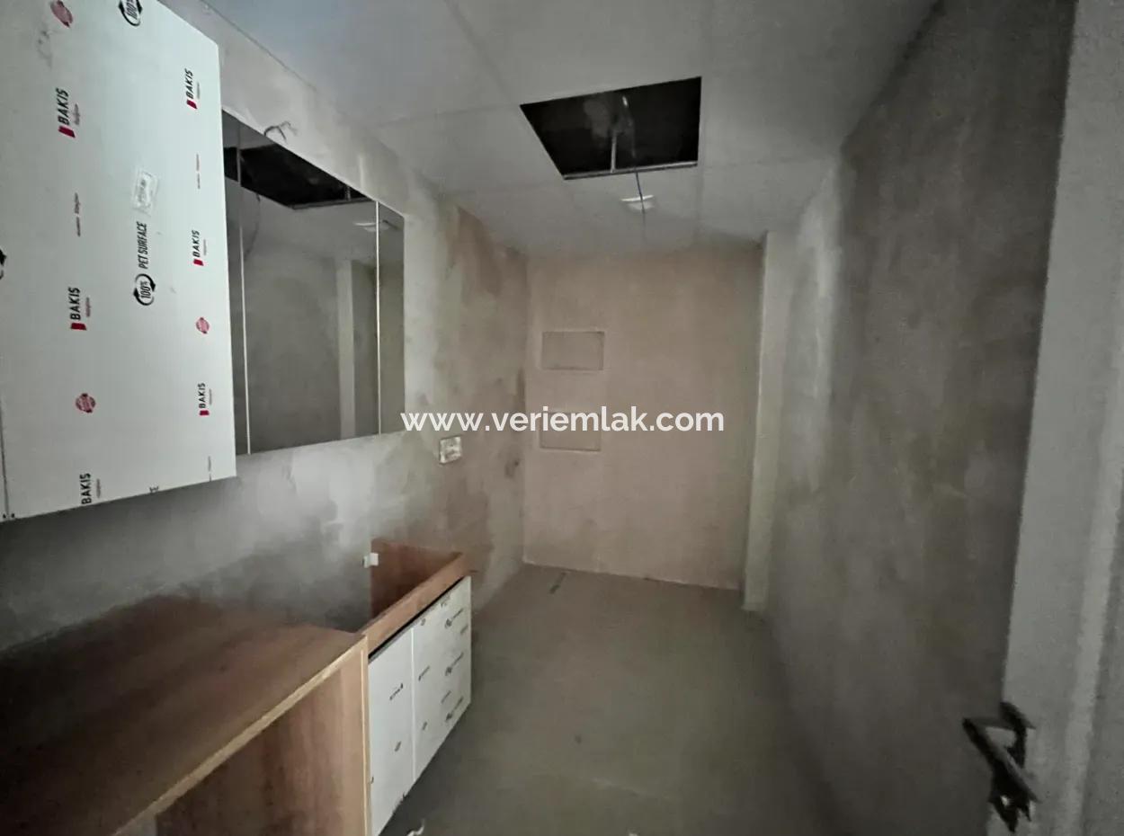 Seferihisar-Kuşadası Yolu Üzerinde, Sıfır Binada Geniş Kullanım Alanlı 1+1.5 Satılık Daire