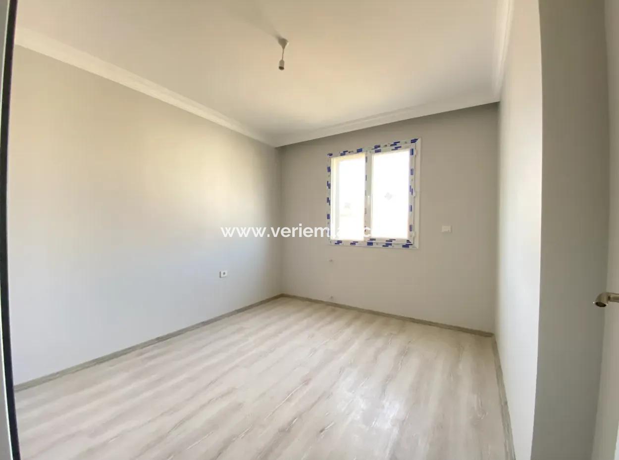 Seferihisar Çolakibrahim Bey Mahallesinde Ara Kat Satılık 2+1 Daire