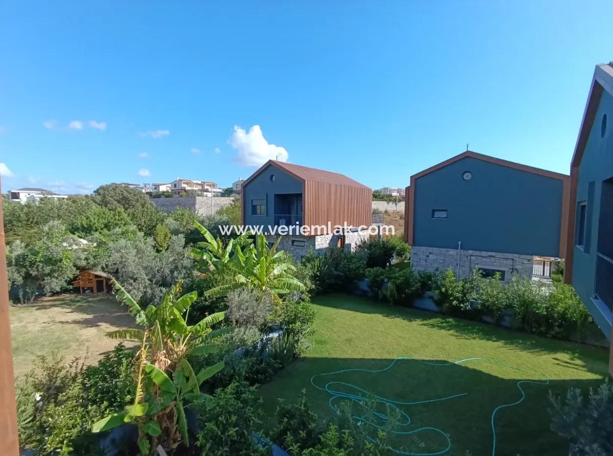 Akarca'nın Prestijli Bölgesinde, Bora Bora Evleri Yakınında Lüks Müstakil 4+1 Villa Sizi Bekliyor!