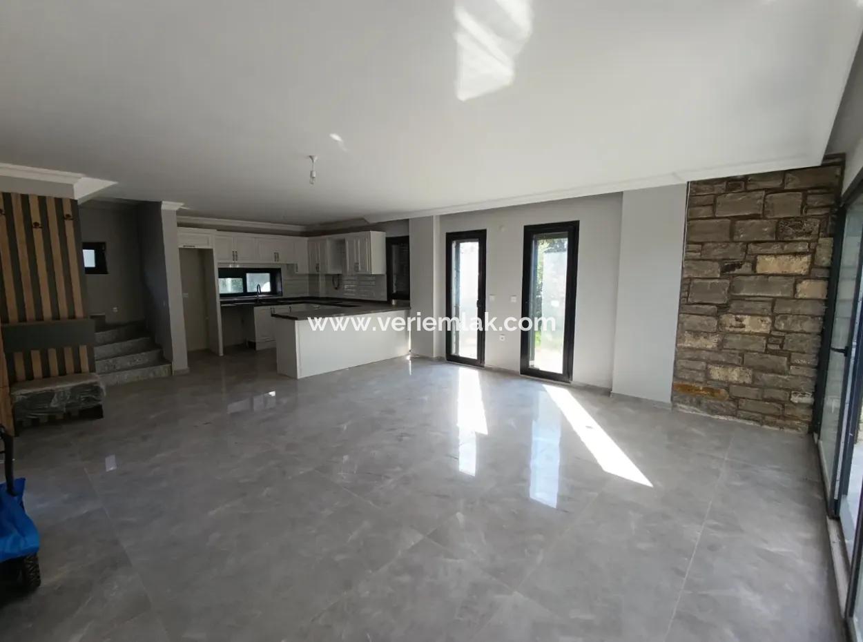 Akarca'nın Prestijli Bölgesinde, Bora Bora Evleri Yakınında Lüks Müstakil 4+1 Villa Sizi Bekliyor!