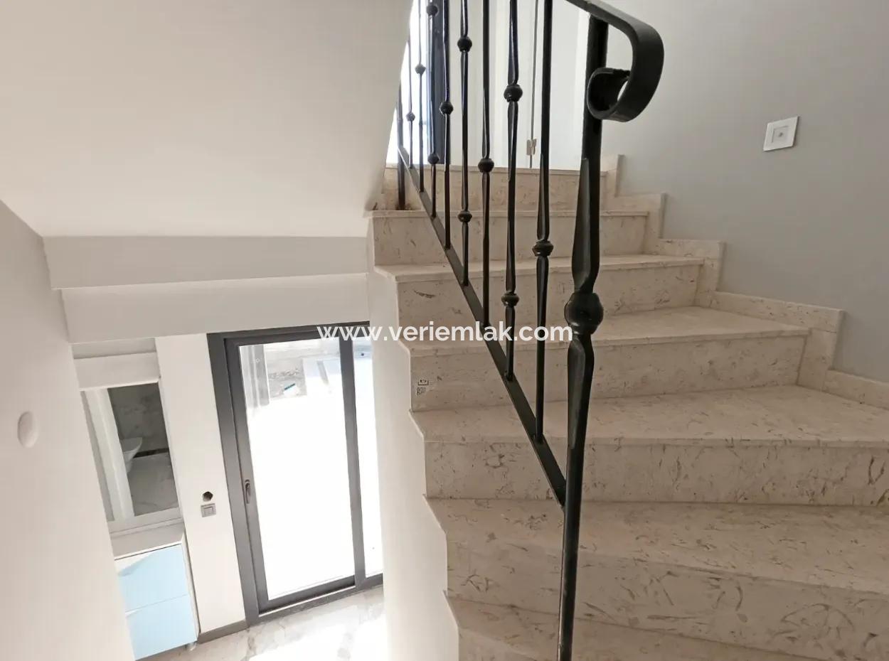 Seferihisar Akarca Bölgesi'nde Havuzlu, Lüks Müstakil 4+1 Villa İle Hayalinizdeki Yaşam Sizi Bekliyor!