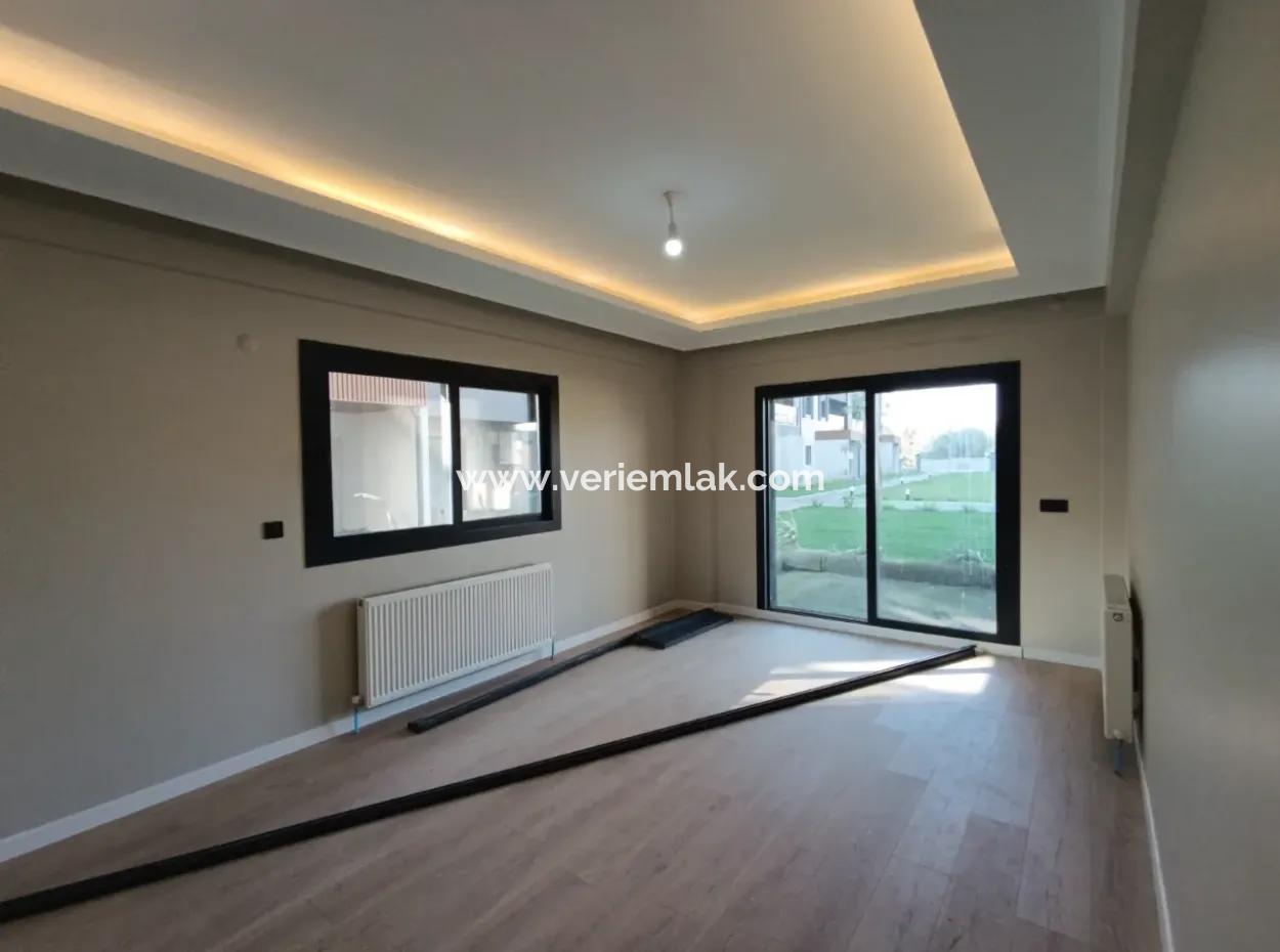 Seferihisar Camikebir Mahallesinde Bahçeli, Havuzlu Ve Güvenlikli Sitede 2+1 Ayrı Mutfaklı Sıfır Daire!