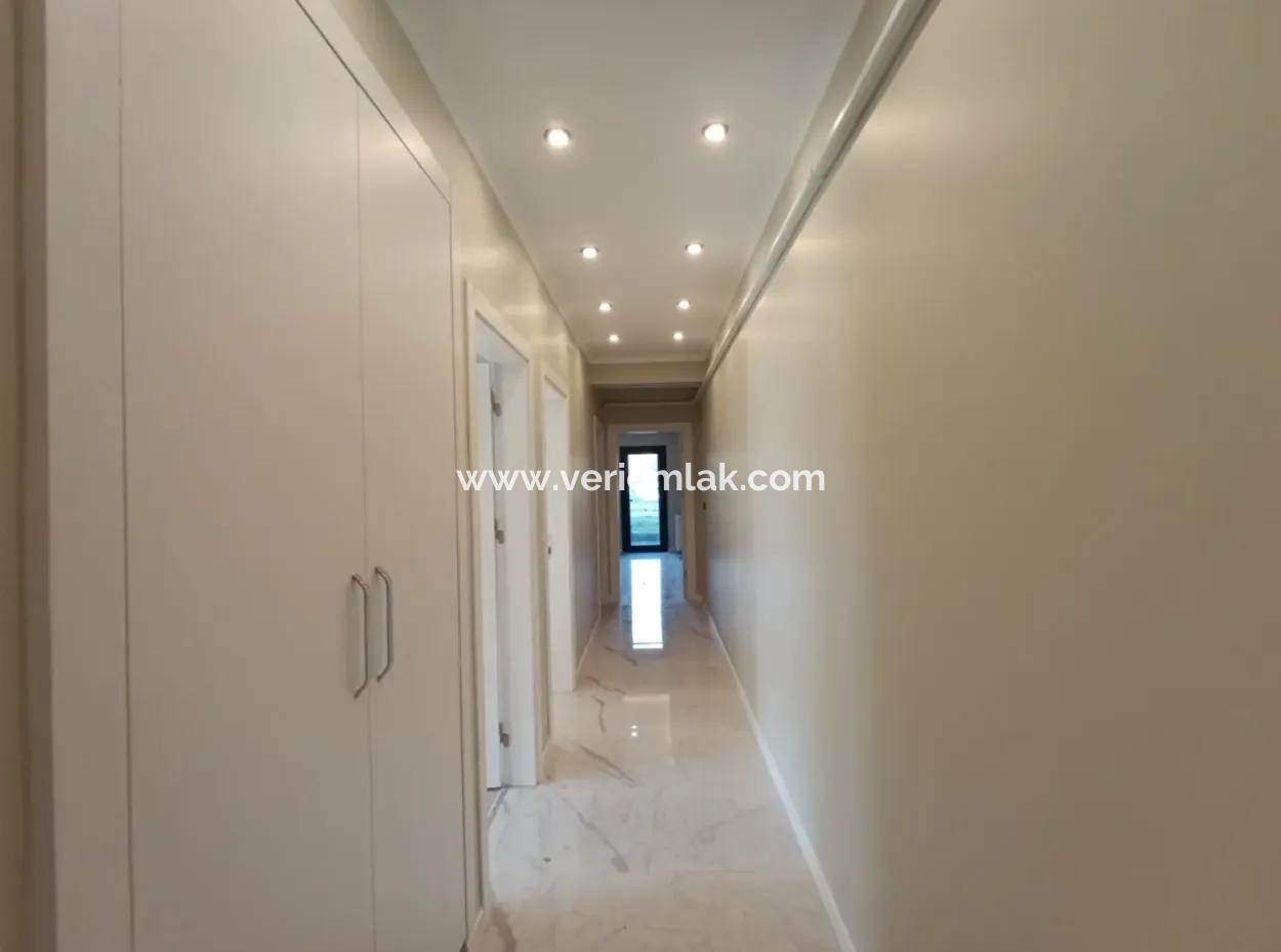 Seferihisar Camikebir Mahallesinde Bahçeli, Havuzlu Ve Güvenlikli Sitede 2+1 Ayrı Mutfaklı Sıfır Daire!