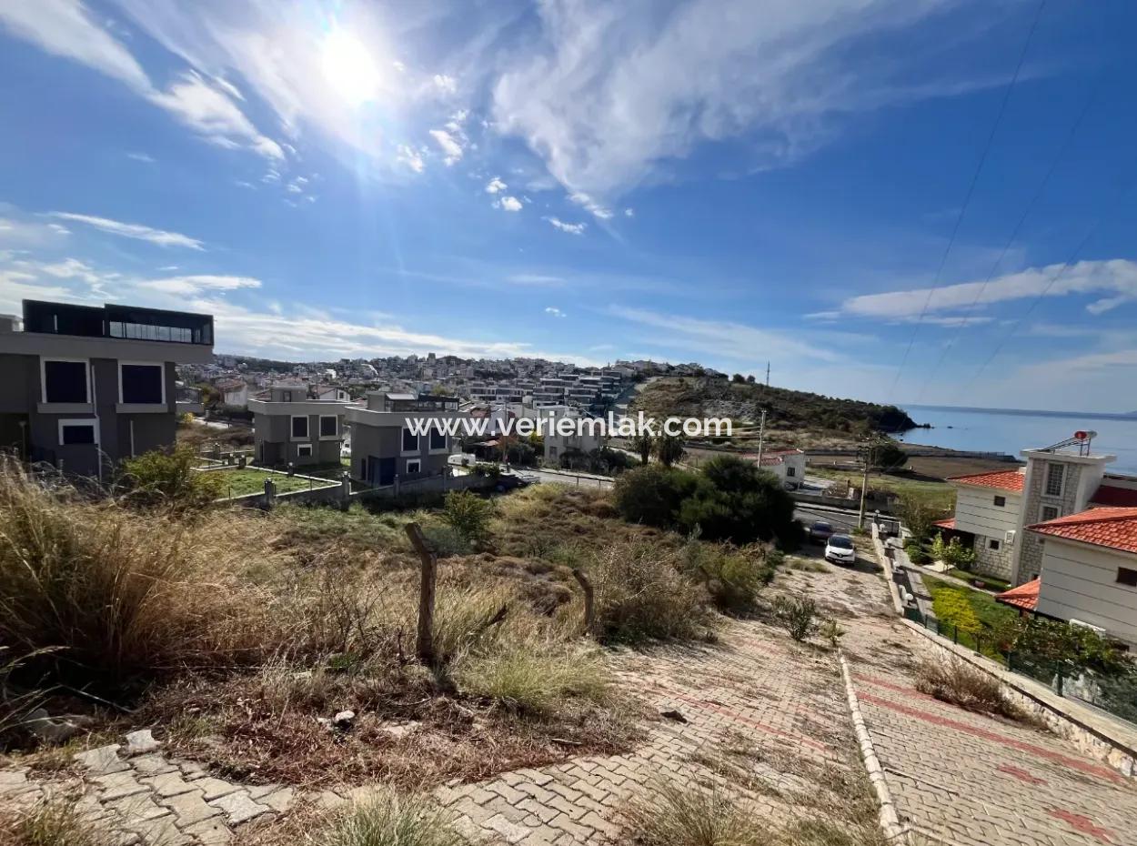 Seferihisar Akarca’da Ana Cadde Üzeri, Denize 117 M Mesafede, 1320 M² İmarlı Emsalsiz Arsa!