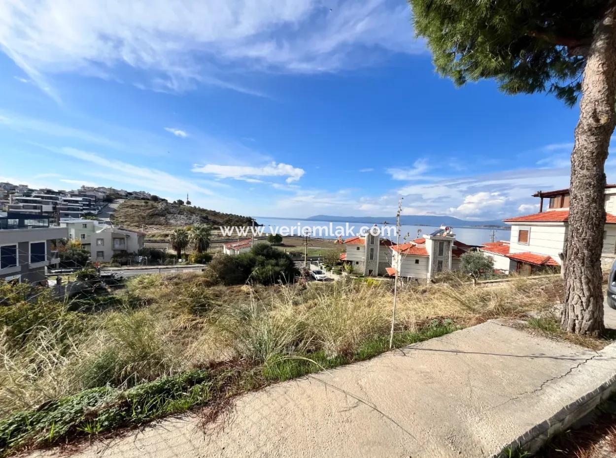 Seferihisar Akarca’da Ana Cadde Üzeri, Denize 117 M Mesafede, 1320 M² İmarlı Emsalsiz Arsa!