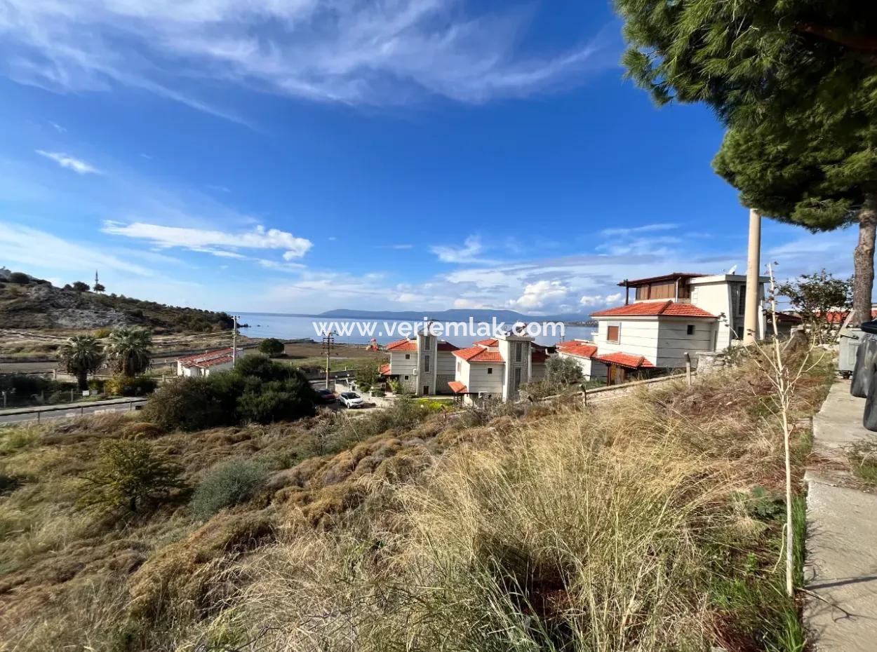 Seferihisar Akarca’da Ana Cadde Üzeri, Denize 117 M Mesafede, 1320 M² İmarlı Emsalsiz Arsa!