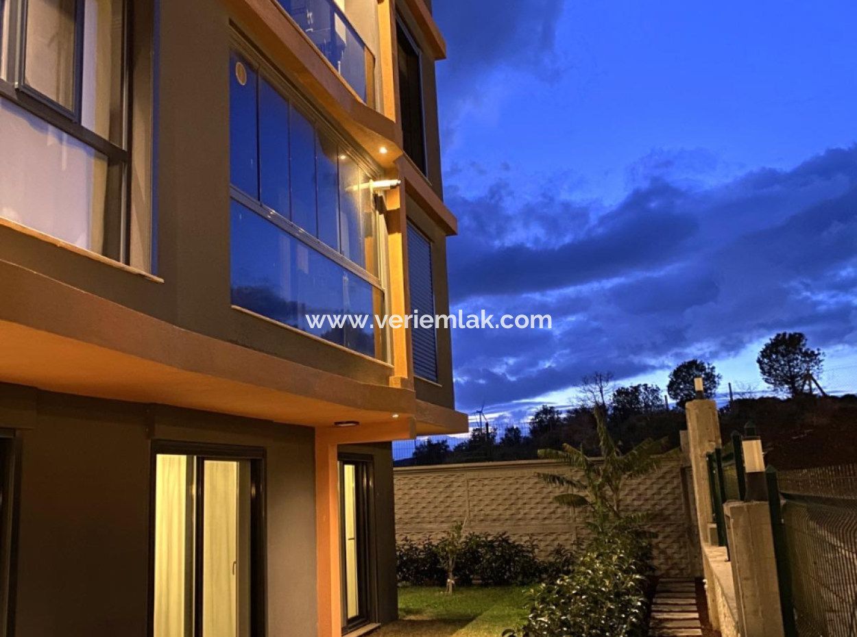 Seferihisar Camikebir Mahallesi Gözsüzler Caddesi'nde Havuzlu Site İçerisinde Eşyalı Kiralık 1+1 Daire