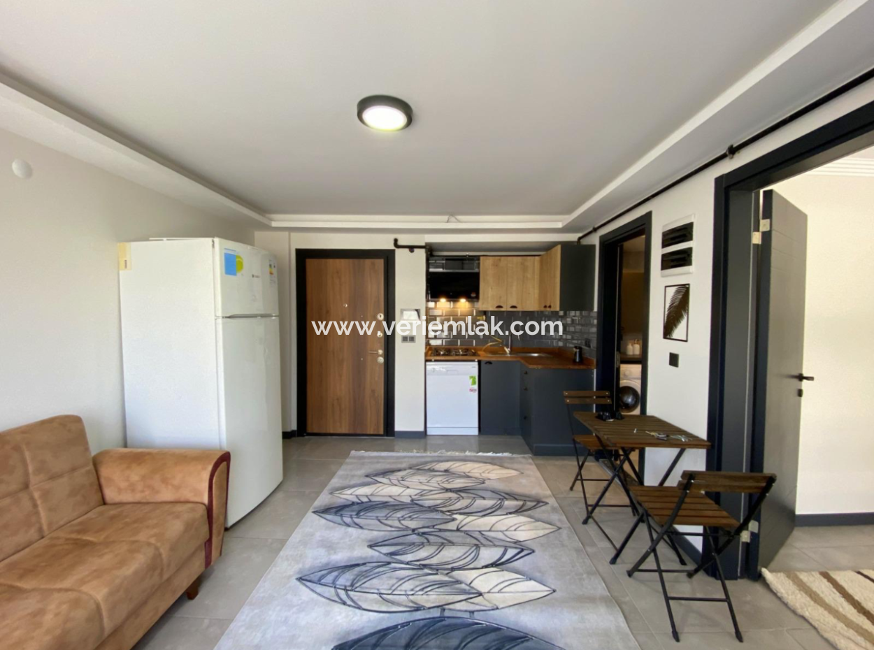 Seferihisar Camikebir Mahallesi Gözsüzler Caddesi'nde Havuzlu Site İçerisinde Eşyalı Kiralık 1+1 Daire