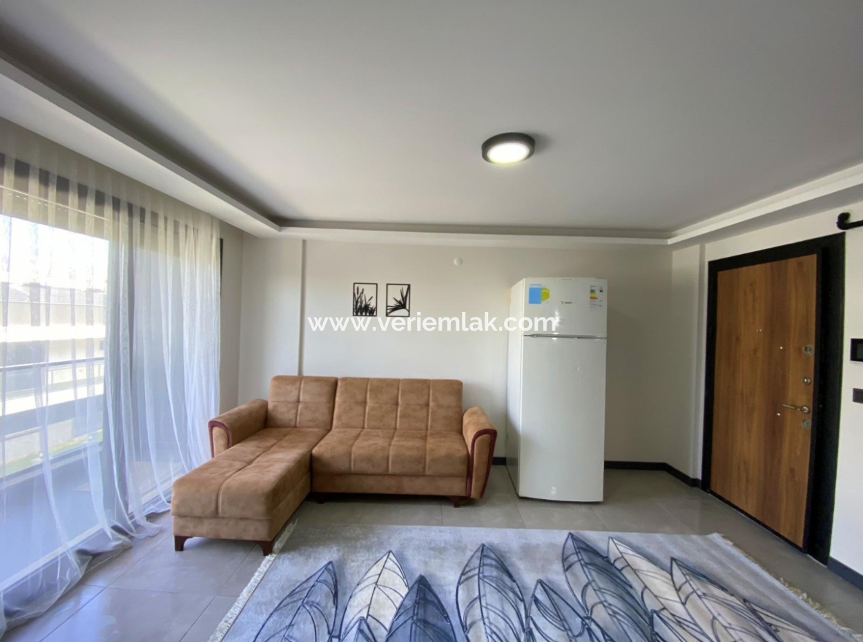 Seferihisar Camikebir Mahallesi Gözsüzler Caddesi'nde Havuzlu Site İçerisinde Eşyalı Kiralık 1+1 Daire