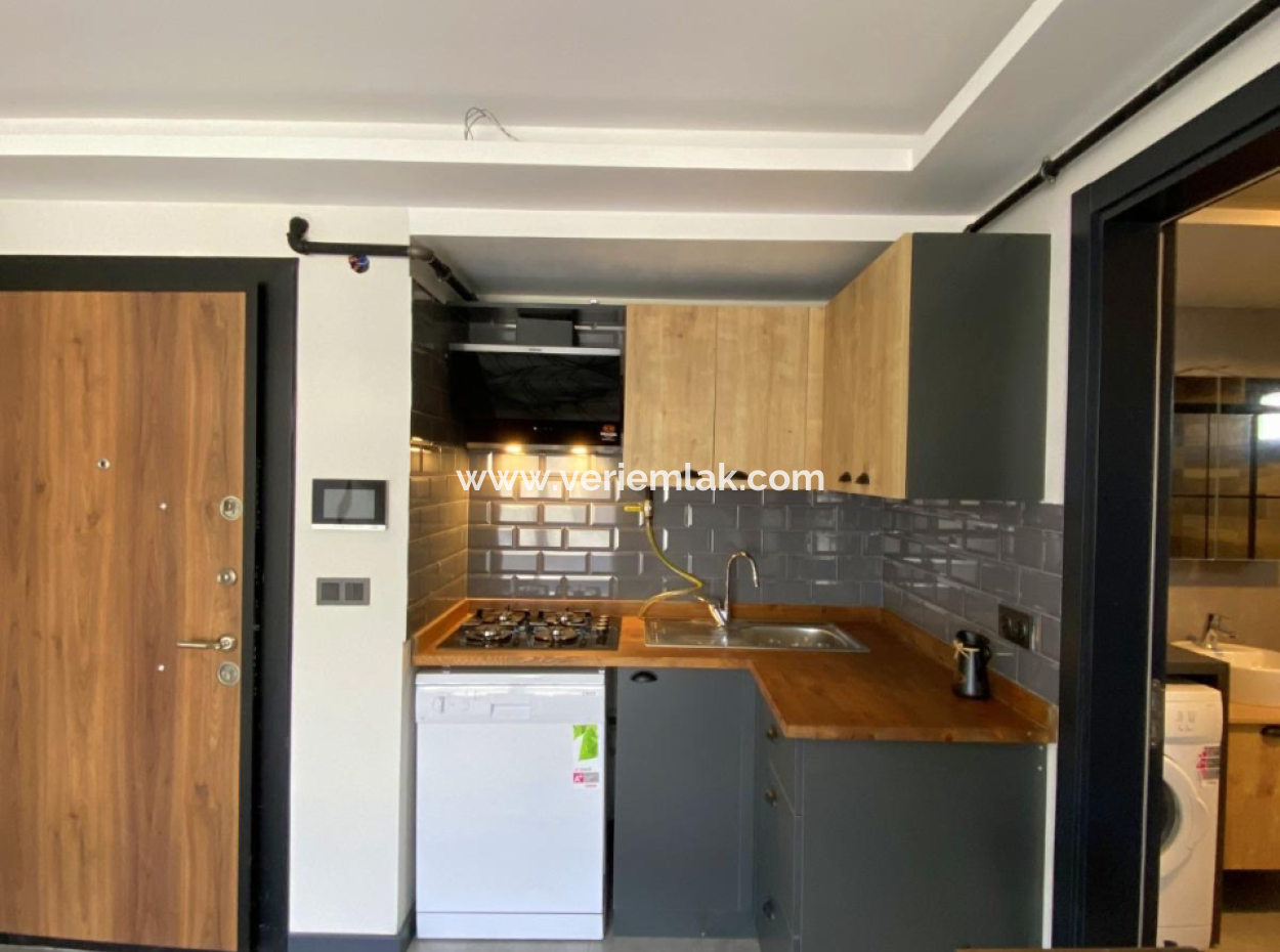 Seferihisar Camikebir Mahallesi Gözsüzler Caddesi'nde Havuzlu Site İçerisinde Eşyalı Kiralık 1+1 Daire