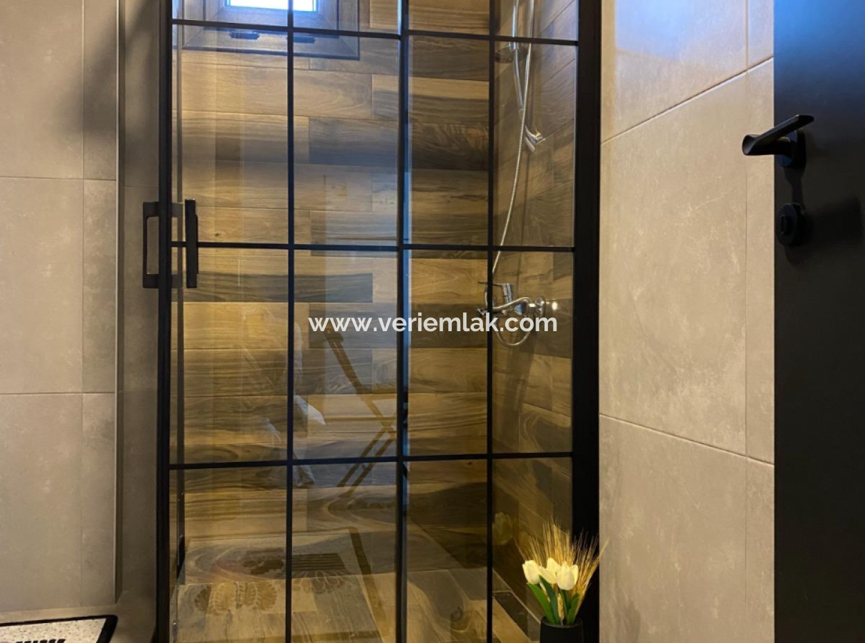 Seferihisar Camikebir Mahallesi Gözsüzler Caddesi'nde Havuzlu Site İçerisinde Eşyalı Kiralık 1+1 Daire