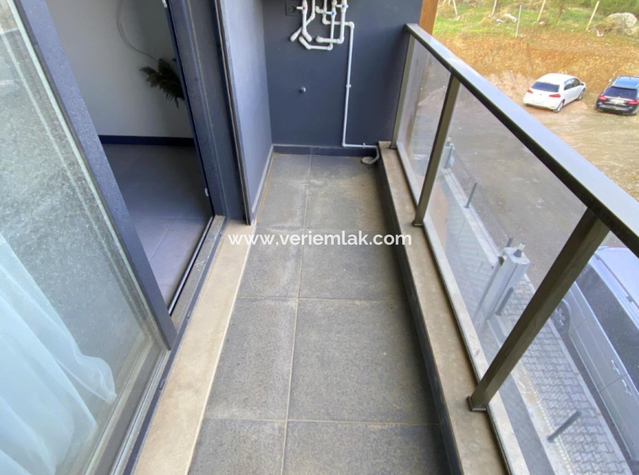 Seferihisar Camikebir Mahallesi Gözsüzler Caddesi'nde Havuzlu Site İçerisinde Eşyalı Kiralık 1+1 Daire