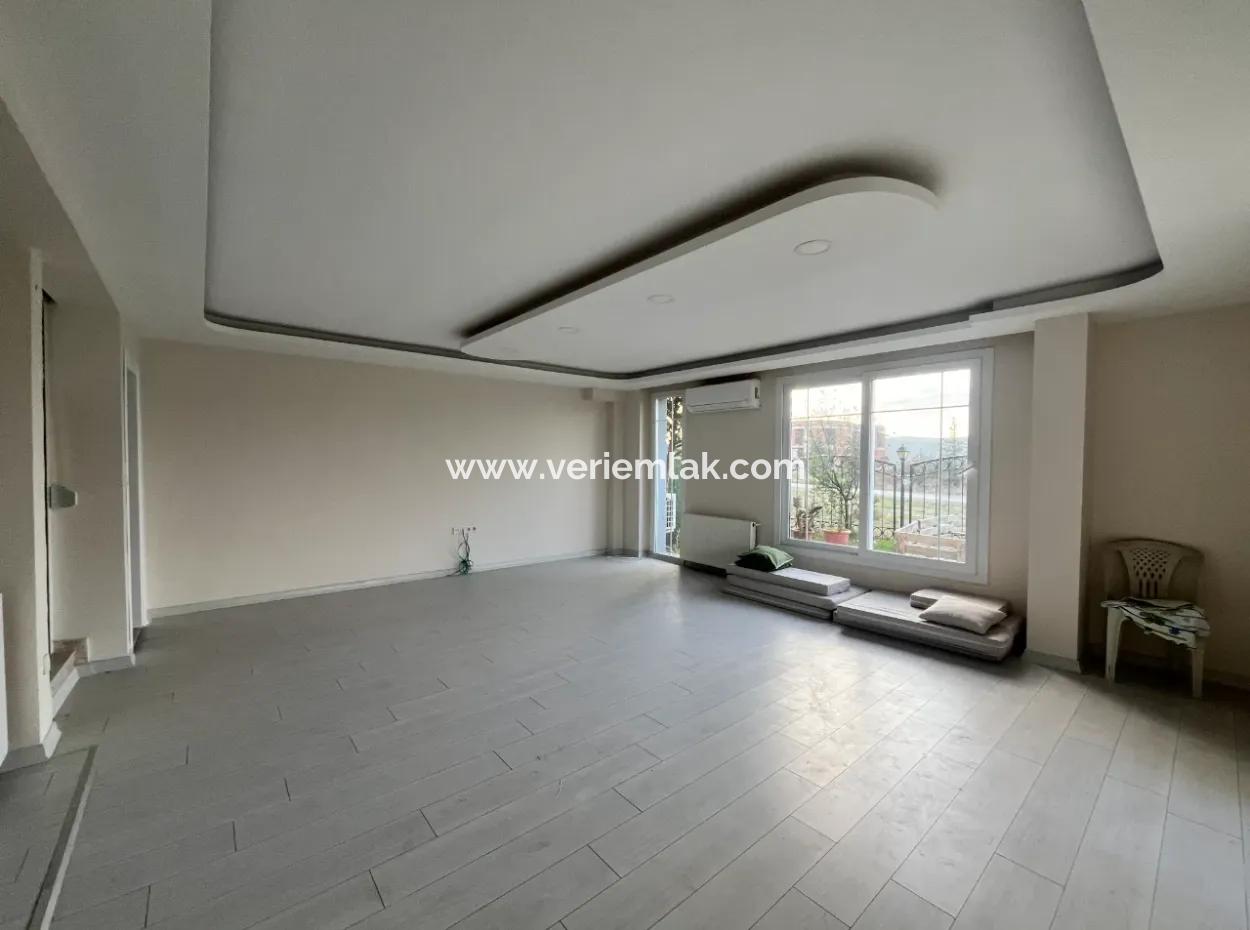 Seferihisar Düzce Mahallesi’nde, Merkezi Konumda, Geniş Bahçeli Ve Teraslı Satılık Villa