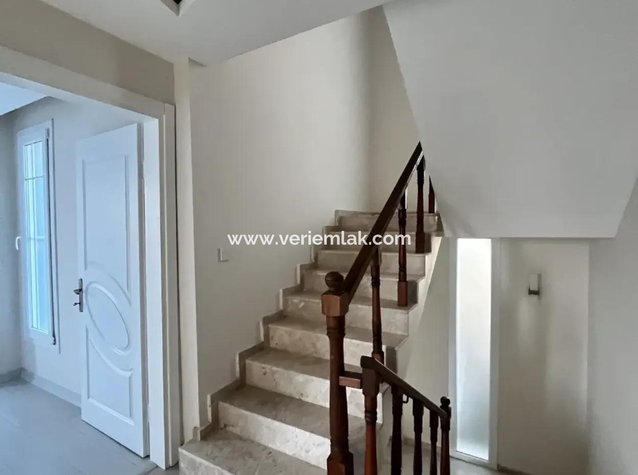 Seferihisar Düzce Mahallesi’nde, Merkezi Konumda, Geniş Bahçeli Ve Teraslı Satılık Villa