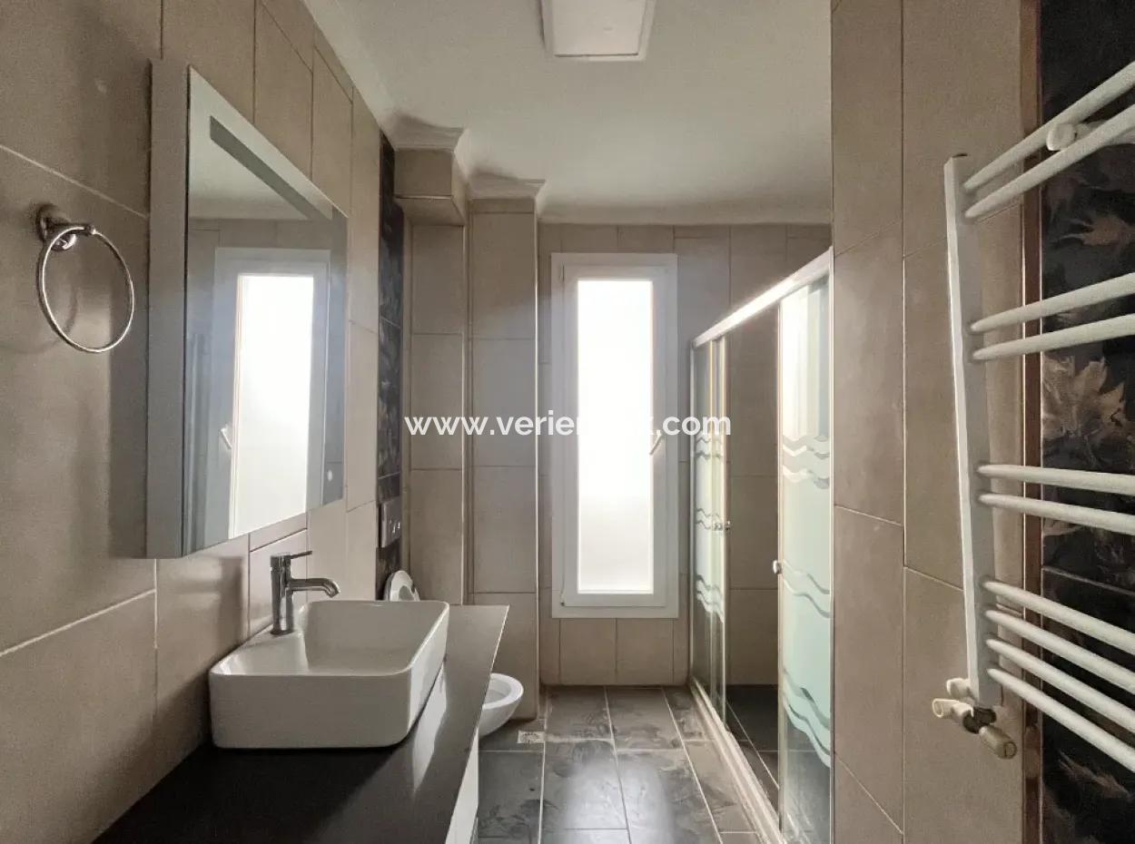 Seferihisar Düzce Mahallesi’nde, Merkezi Konumda, Geniş Bahçeli Ve Teraslı Satılık Villa