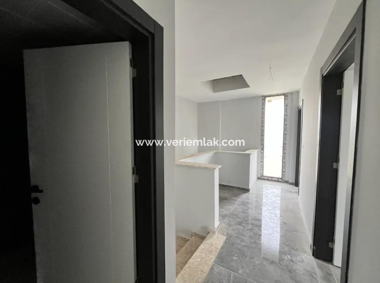 Seferihisar Gözsüzler’de Köşe Parsel 4+2 Lüks Villa!