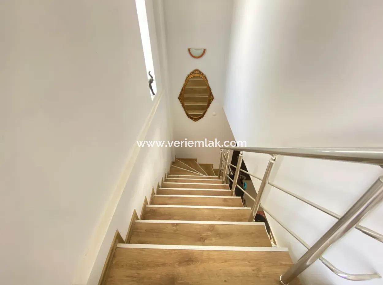 Seferihisar Ulamış'ta Site İçerisinde Geniş Bahçe Kullanımına Sahip Satılık 4+1 Villa