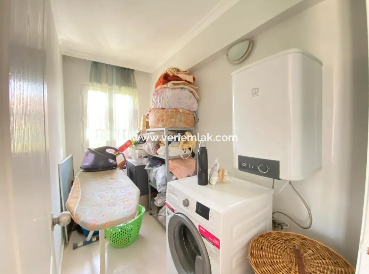 Seferihisar Ulamış'ta Site İçerisinde Geniş Bahçe Kullanımına Sahip Satılık 4+1 Villa