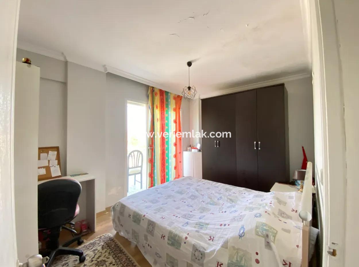 Seferihisar Ulamış'ta Site İçerisinde Geniş Bahçe Kullanımına Sahip Satılık 4+1 Villa