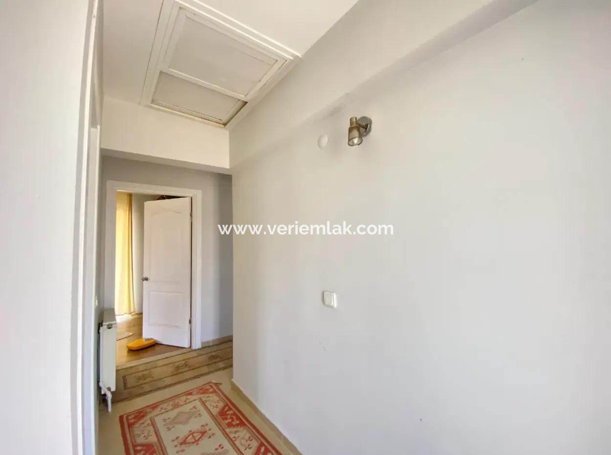 Seferihisar Ulamış'ta Site İçerisinde Geniş Bahçe Kullanımına Sahip Satılık 4+1 Villa