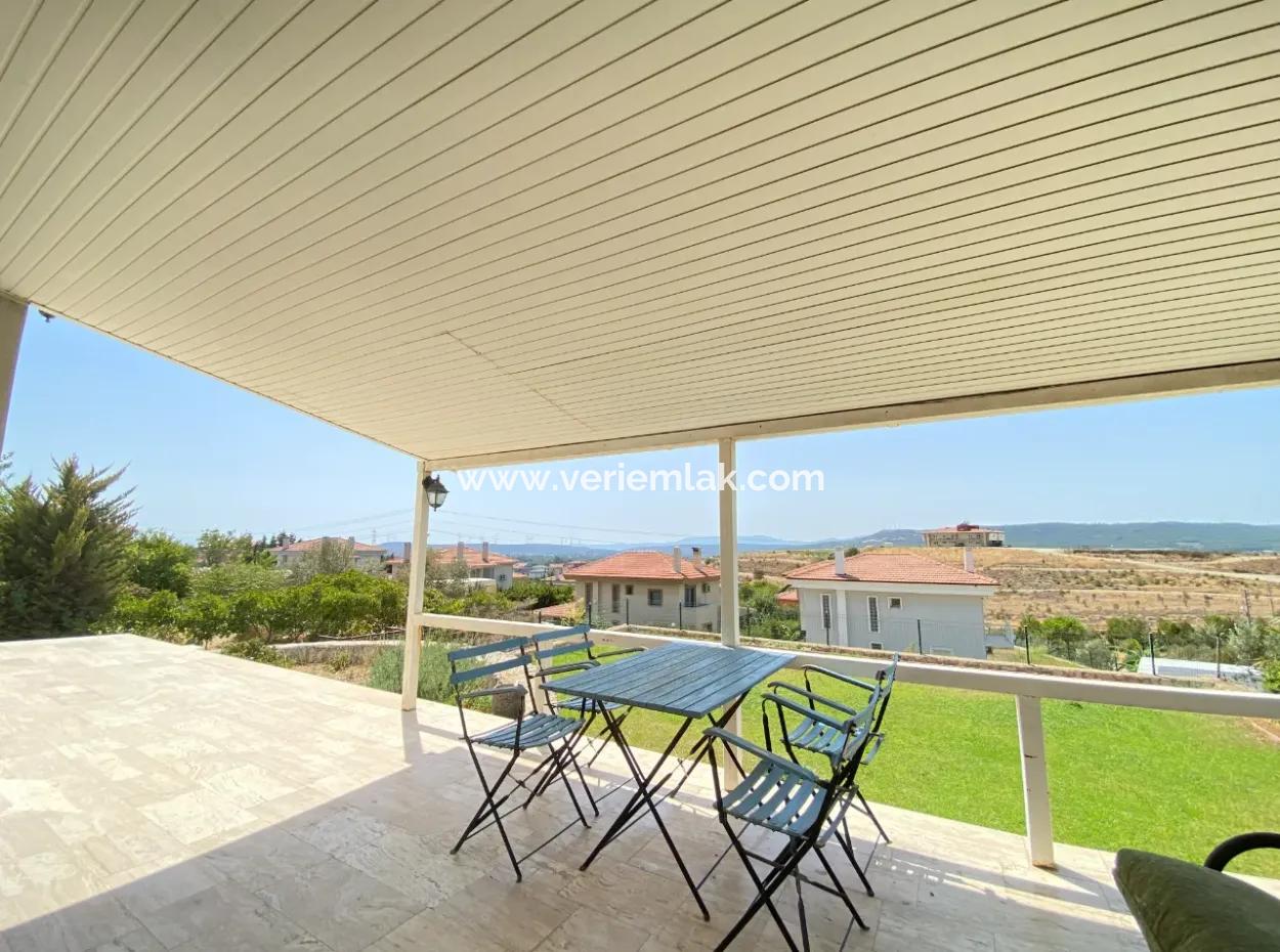 Seferihisar Ulamış'ta Site İçerisinde Geniş Bahçe Kullanımına Sahip Satılık 4+1 Villa