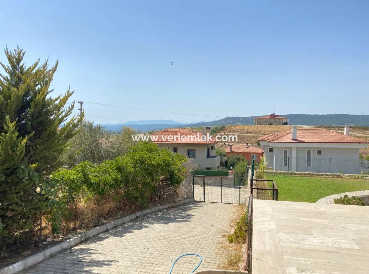Seferihisar Ulamış'ta Site İçerisinde Geniş Bahçe Kullanımına Sahip Satılık 4+1 Villa