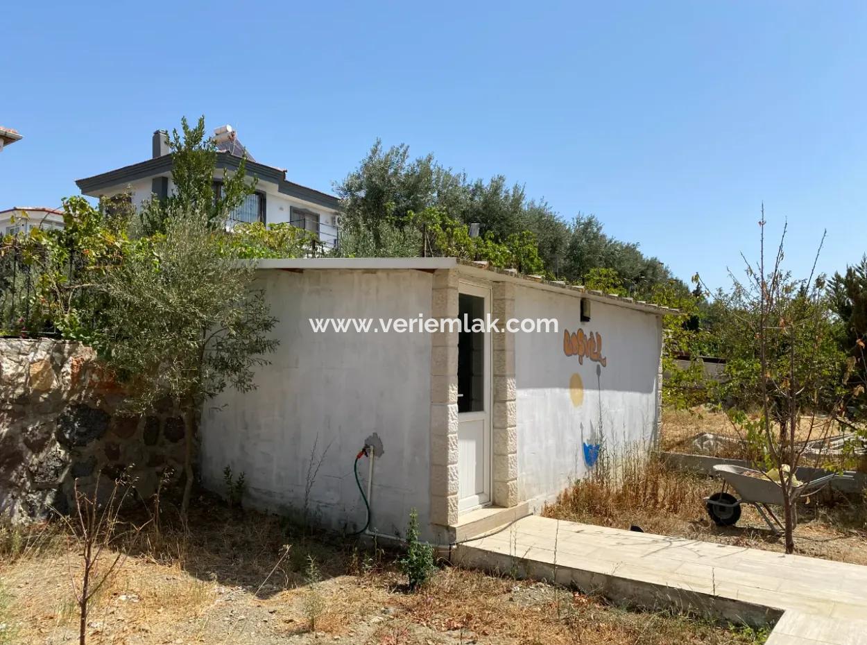 Seferihisar Ulamış'ta Site İçerisinde Geniş Bahçe Kullanımına Sahip Satılık 4+1 Villa