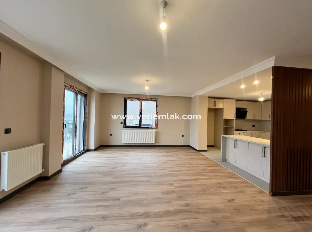 Seferihisar’da Müstakil Havuzlu, 5+2 Geniş Kullanımlı Kiralık Villa