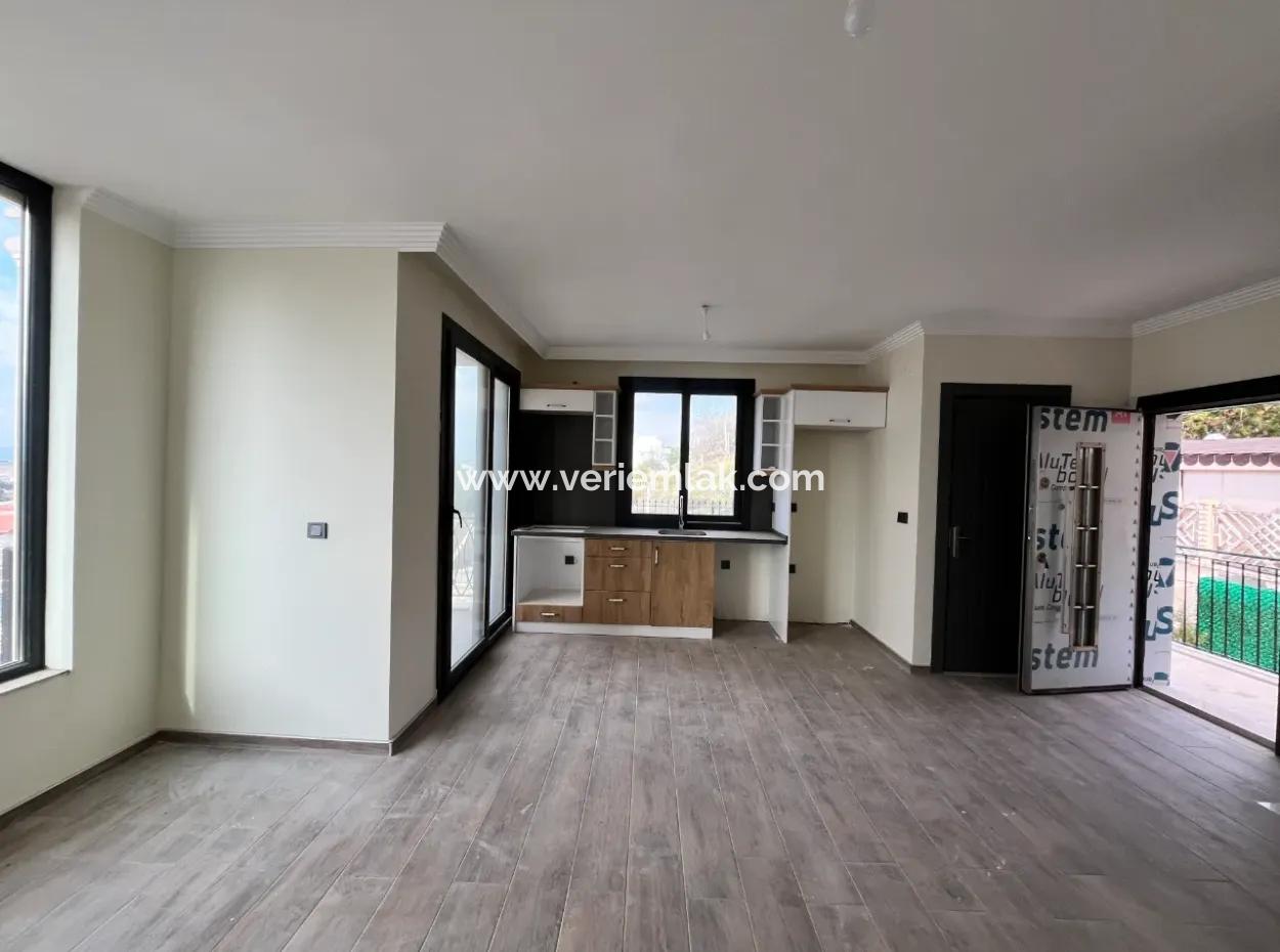 Seferihisar Akarca’da, Manzaralı, Havuzlu Sitede, Şato Mimarisine Sahip Sıfır Villa