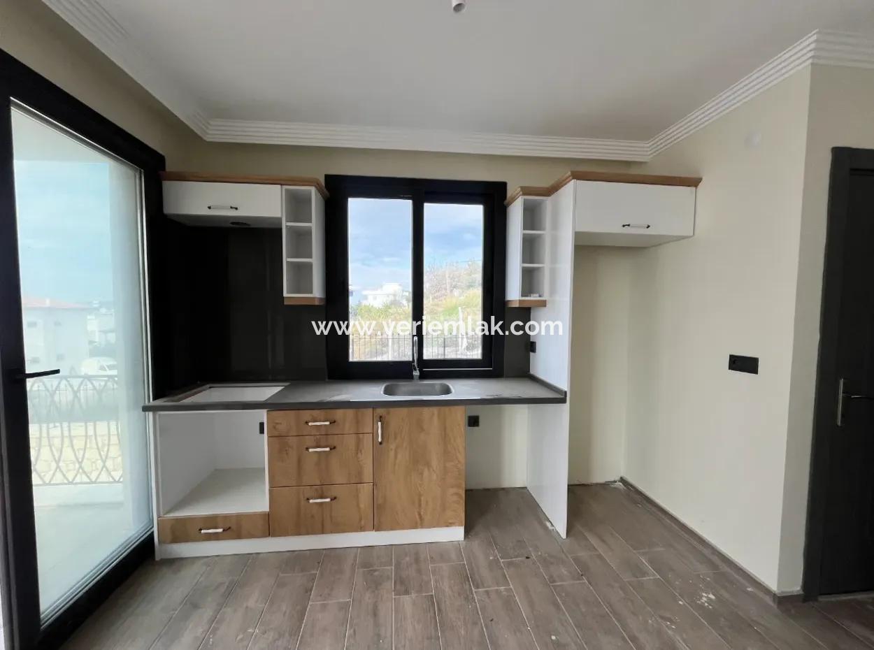 Seferihisar Akarca’da, Manzaralı, Havuzlu Sitede, Şato Mimarisine Sahip Sıfır Villa