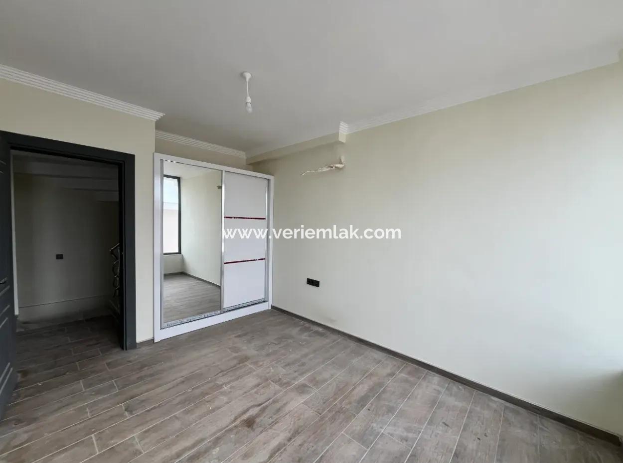 Seferihisar Akarca’da, Manzaralı, Havuzlu Sitede, Şato Mimarisine Sahip Sıfır Villa