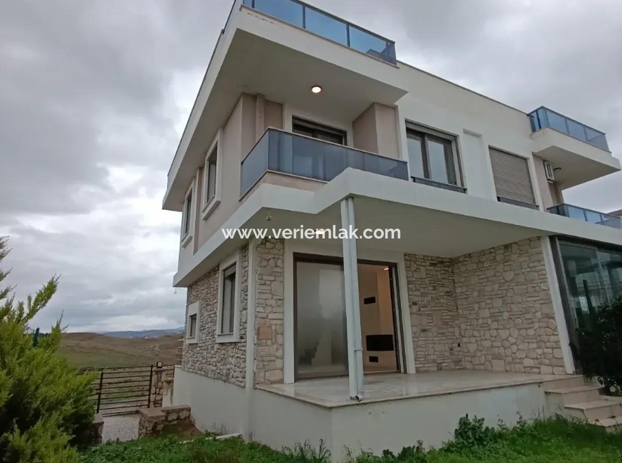 Seferihisar Akarca’da Deniz Manzaralı Şömineli Villa!