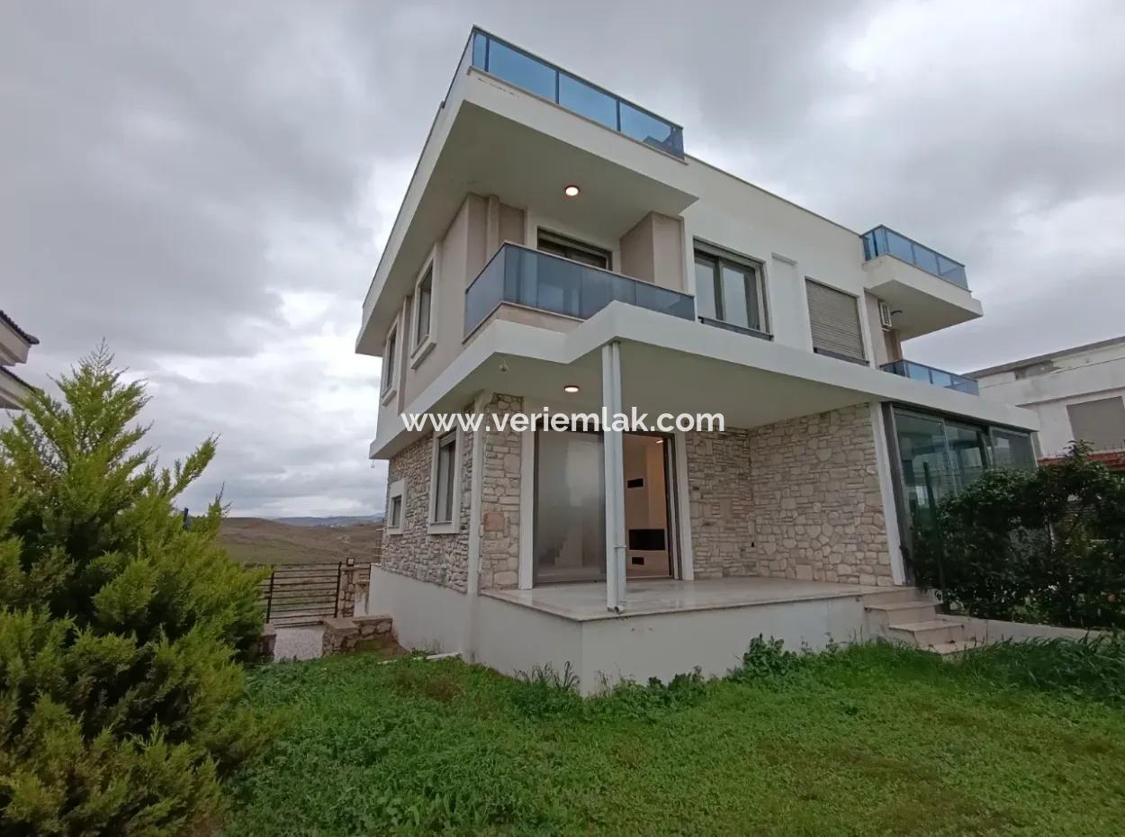 Seferihisar Akarca’da Deniz Manzaralı Şömineli Villa!