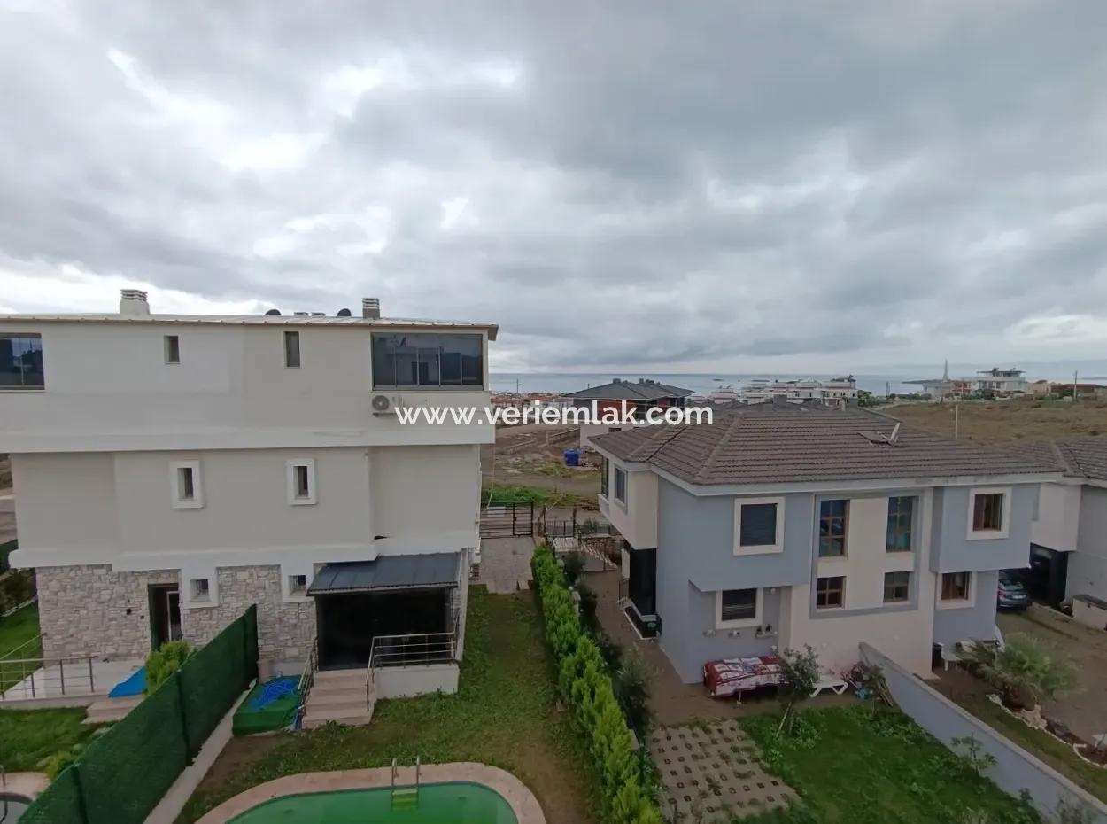 Seferihisar Akarca’da Deniz Manzaralı Şömineli Villa!