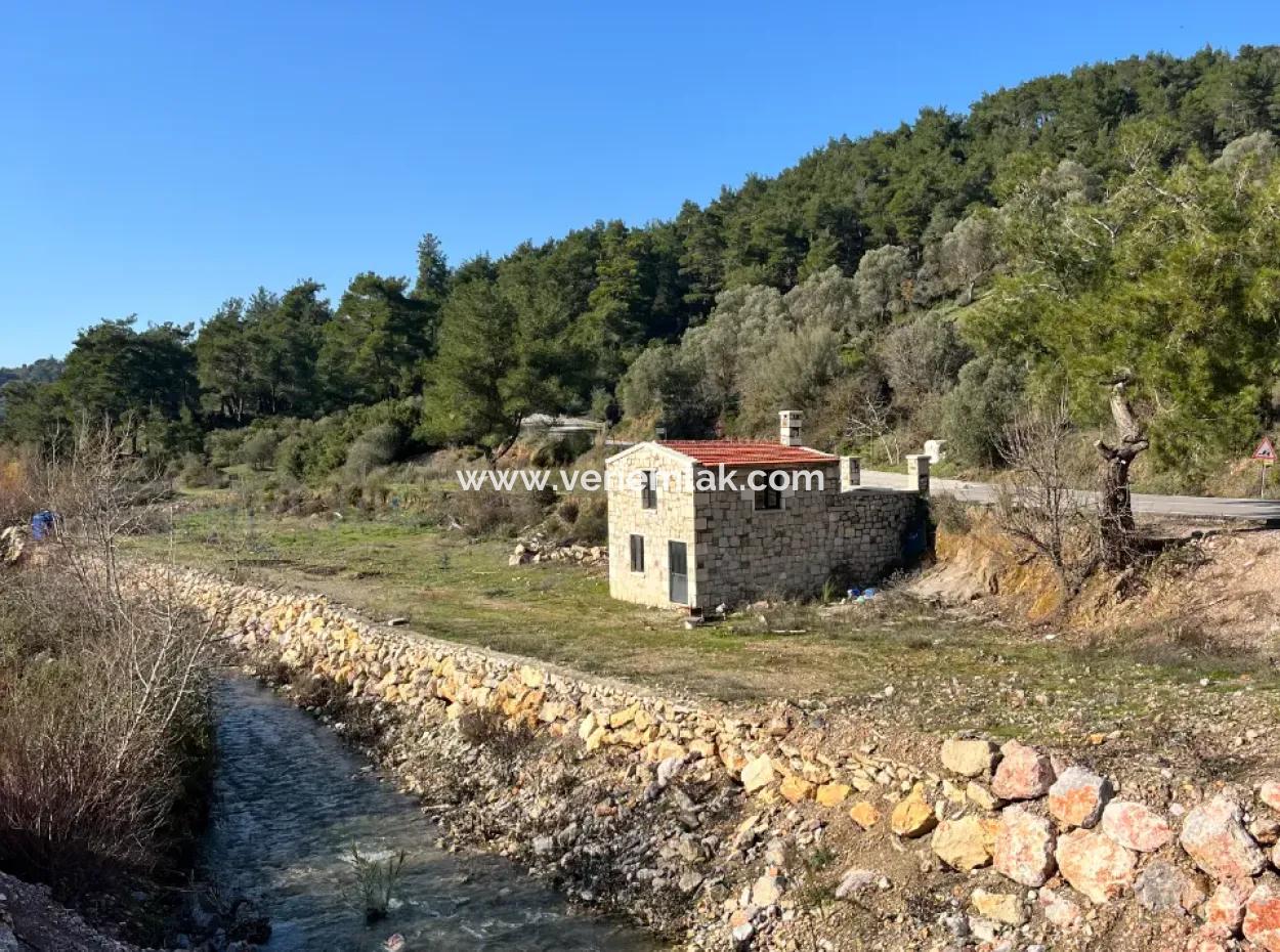 Seferihisar Kavakdere’de 1800 M² Arsa İçinde Taş Ev Ve Zeytinlik