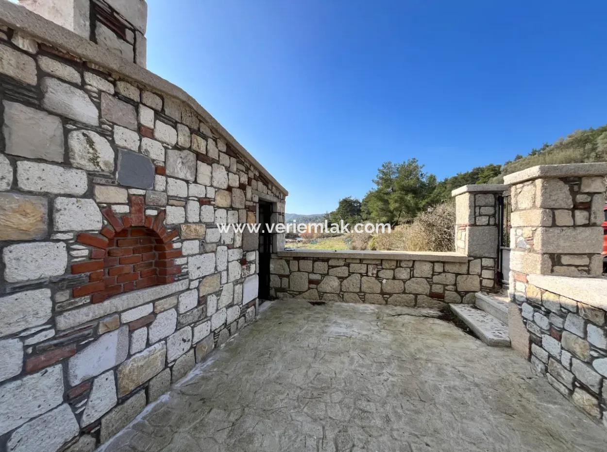 Seferihisar Kavakdere’de 1800 M² Arsa İçinde Taş Ev Ve Zeytinlik