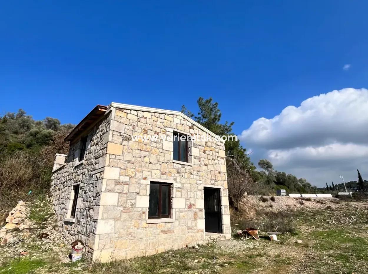 Seferihisar Kavakdere’de 1800 M² Arsa İçinde Taş Ev Ve Zeytinlik