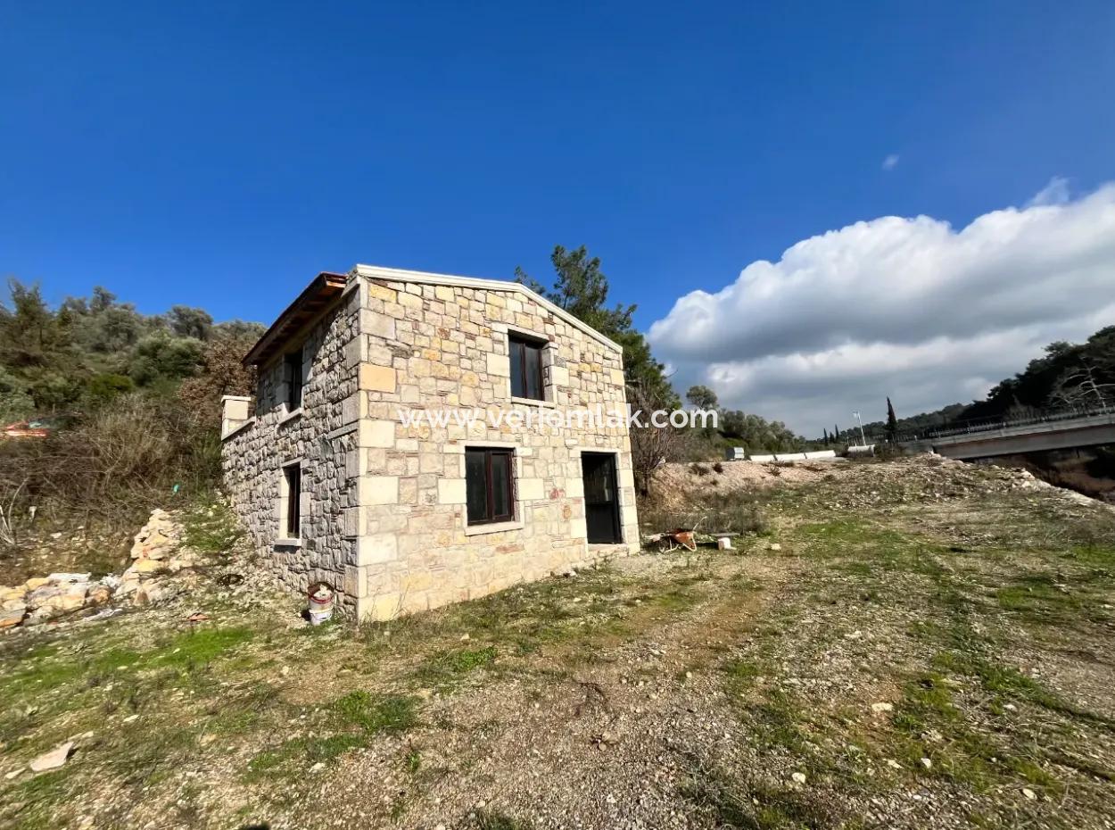 Seferihisar Kavakdere’de 1800 M² Arsa İçinde Taş Ev Ve Zeytinlik