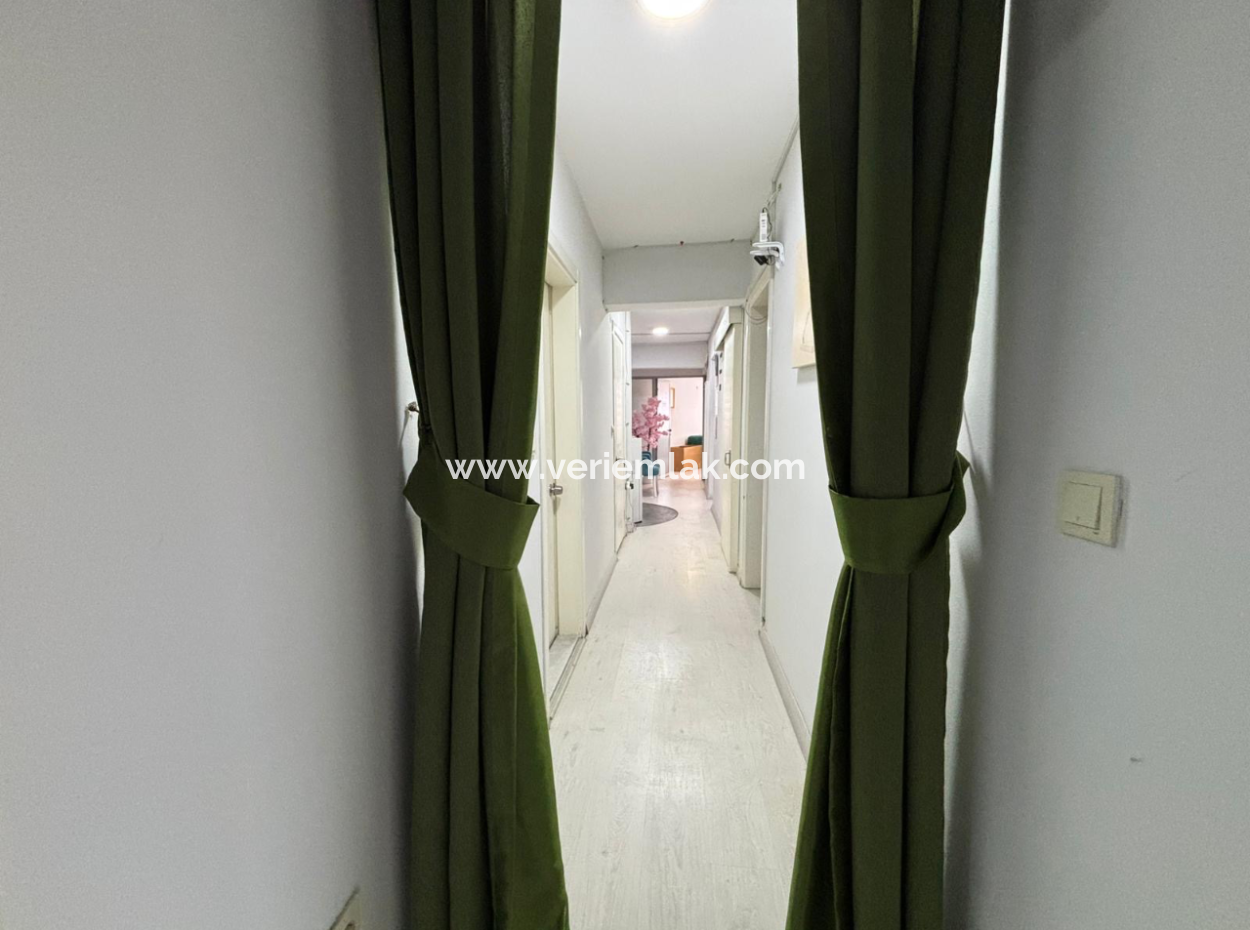 Alsancak’ta Sevinç Pastanesine Komşu Köşe Konumda Prestijli İşyeri!