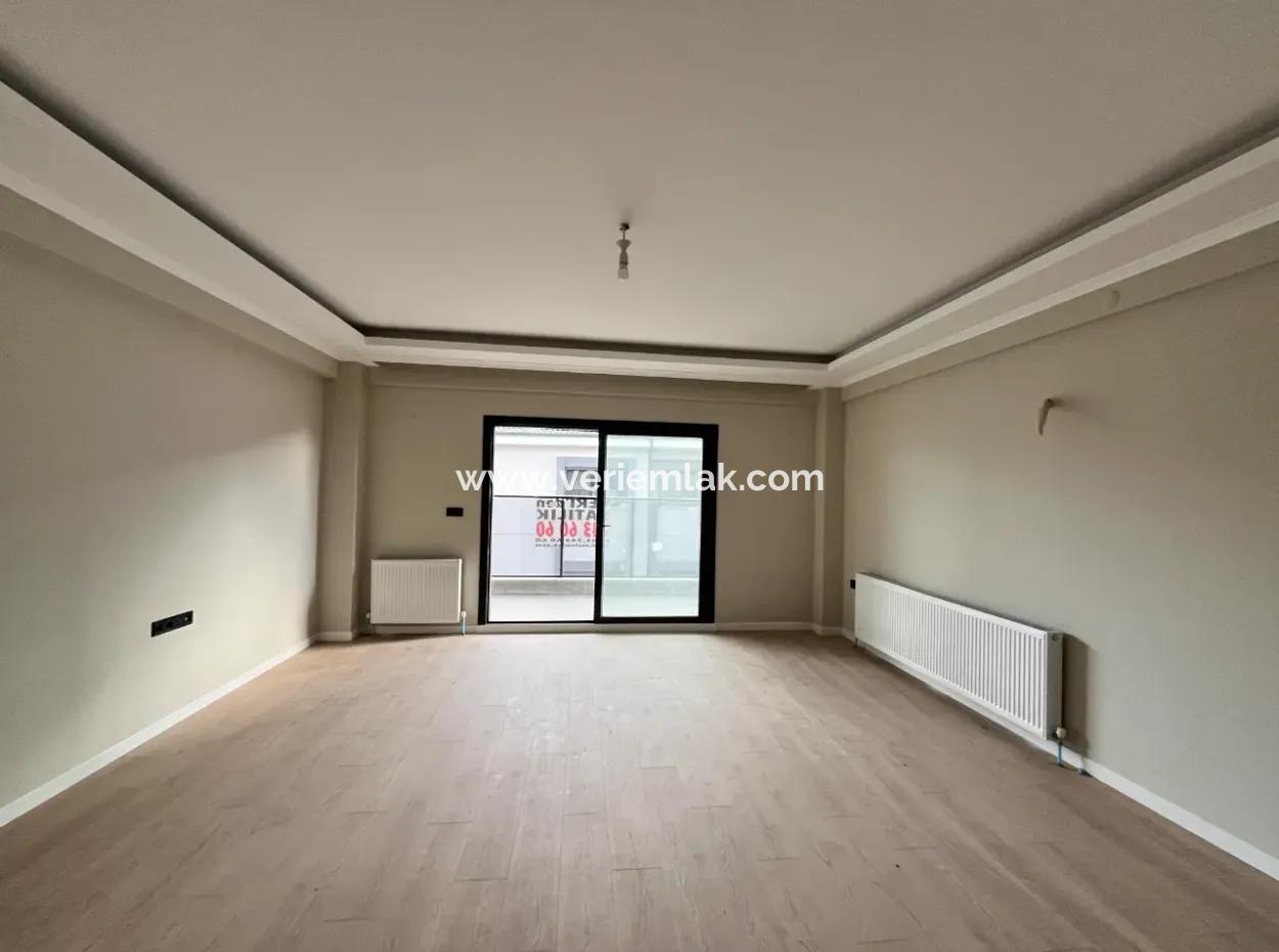 Seferihisar Camikebir Mahallesinde Bahçeli, Havuzlu Ve Güvenlikli Sitede 3+1 Ara Kat Ferah Daire!