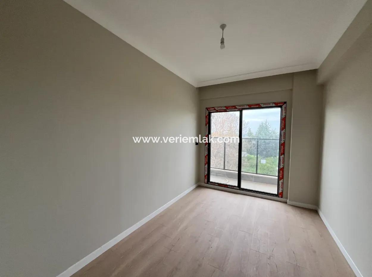 Seferihisar Camikebir Mahallesinde Bahçeli, Havuzlu Ve Güvenlikli Sitede 3+1 Ara Kat Ferah Daire!