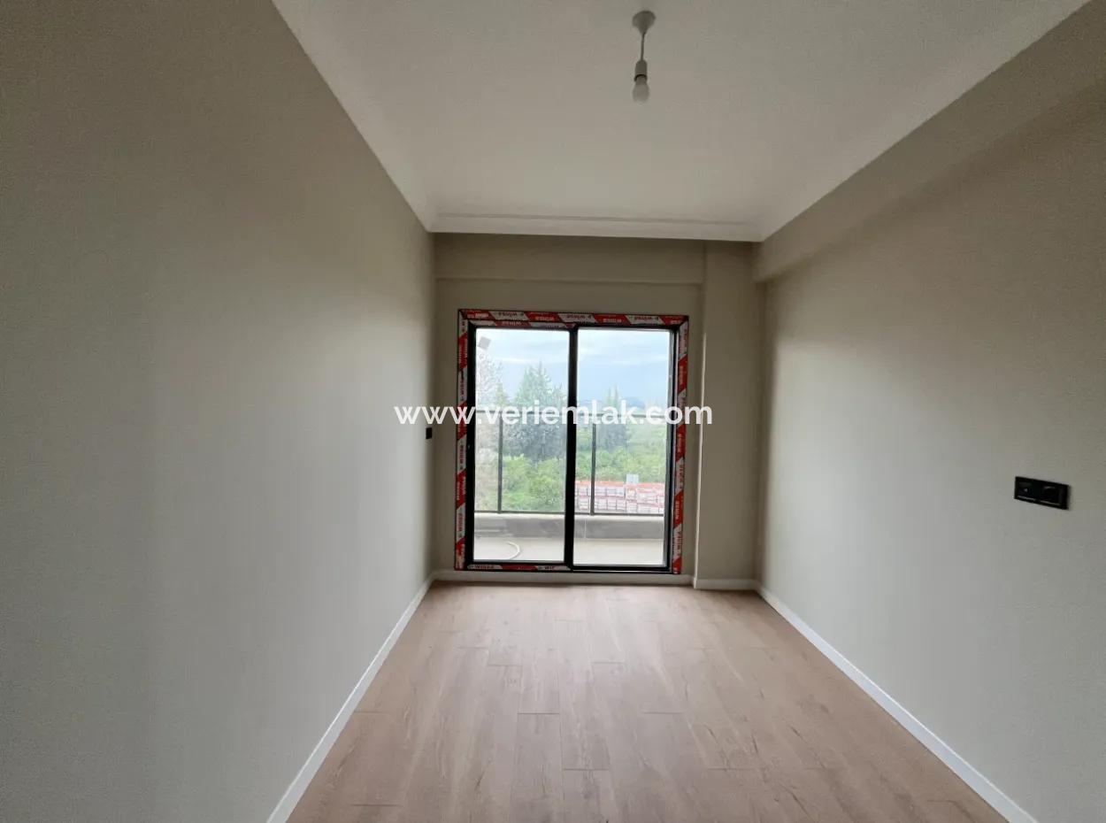 Seferihisar Camikebir Mahallesinde Bahçeli, Havuzlu Ve Güvenlikli Sitede 3+1 Ara Kat Ferah Daire!