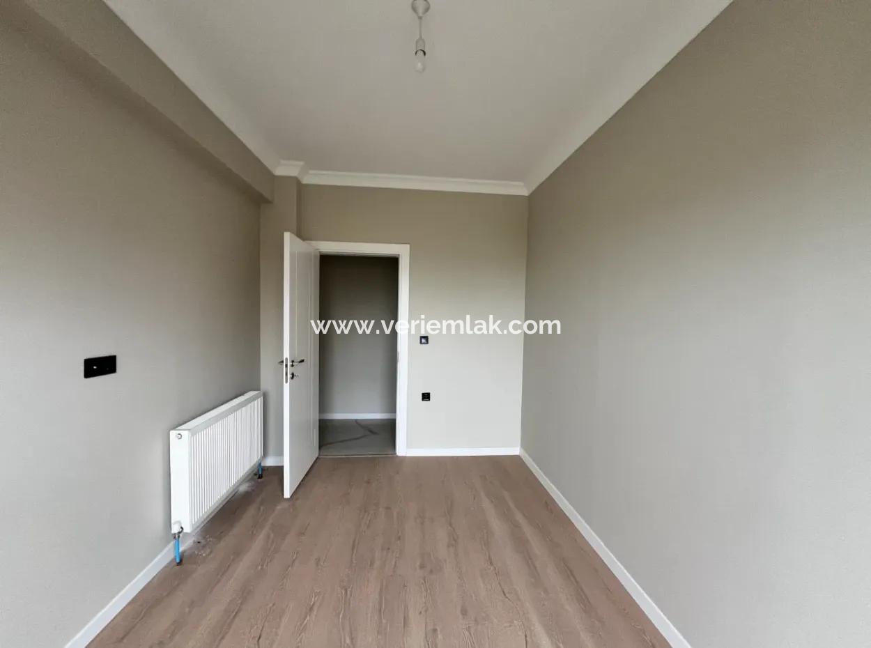 Seferihisar Camikebir Mahallesinde Bahçeli, Havuzlu Ve Güvenlikli Sitede 3+1 Ara Kat Ferah Daire!