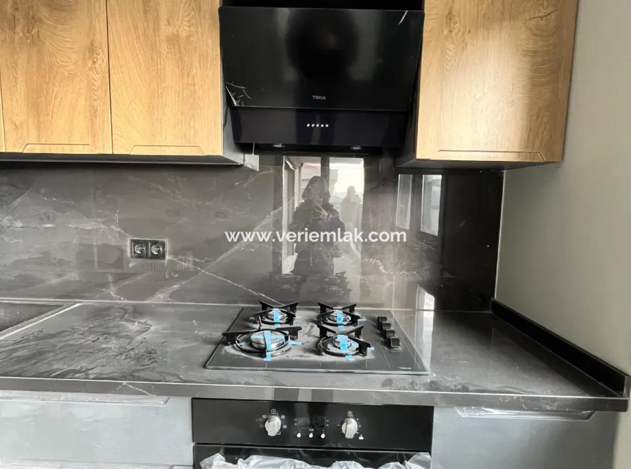 Seferihisar Camikebir Mahallesinde Bahçeli, Havuzlu Ve Güvenlikli Sitede 3+1 Ara Kat Ferah Daire!