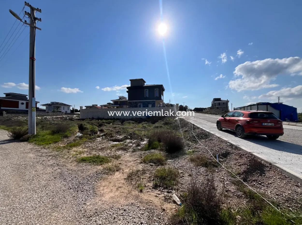 Seferihisar Düzce Mahallesi'nde Köşe Konumlu, Yeşil Alan Cepheli 474 M² Villa İmarlı Arsa