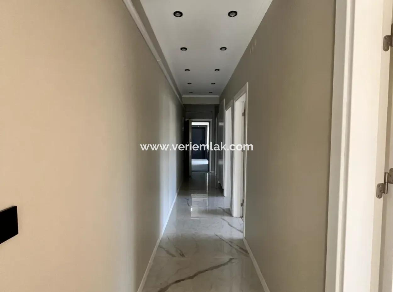 Seferihisar Camikebir Mahallesi’nde Bahçeli, Havuzlu Ve Güvenlikli Sitede 2+1 Ayrı Mutfaklı Sıfır Daire