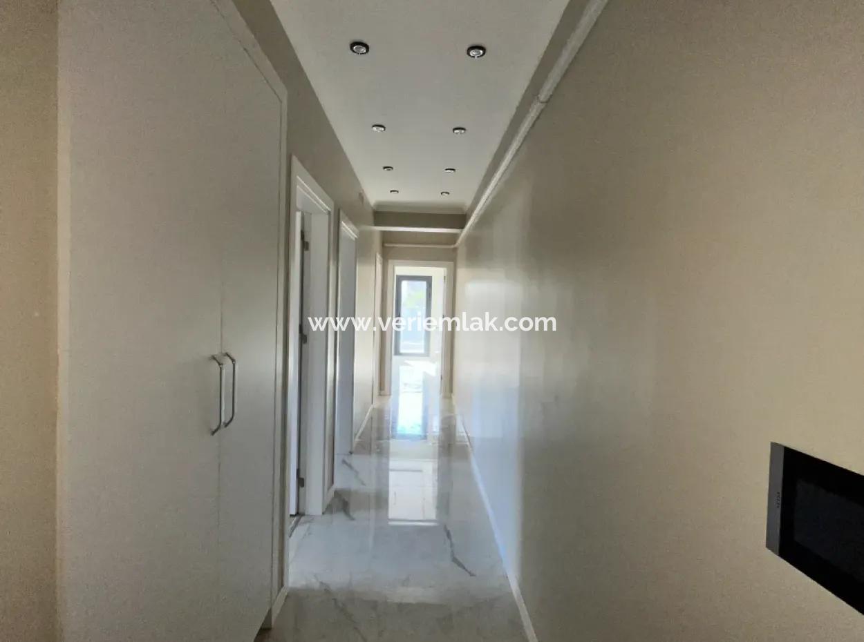 Seferihisar Camikebir Mahallesi’nde Bahçeli, Havuzlu Ve Güvenlikli Sitede 2+1 Ayrı Mutfaklı Sıfır Daire