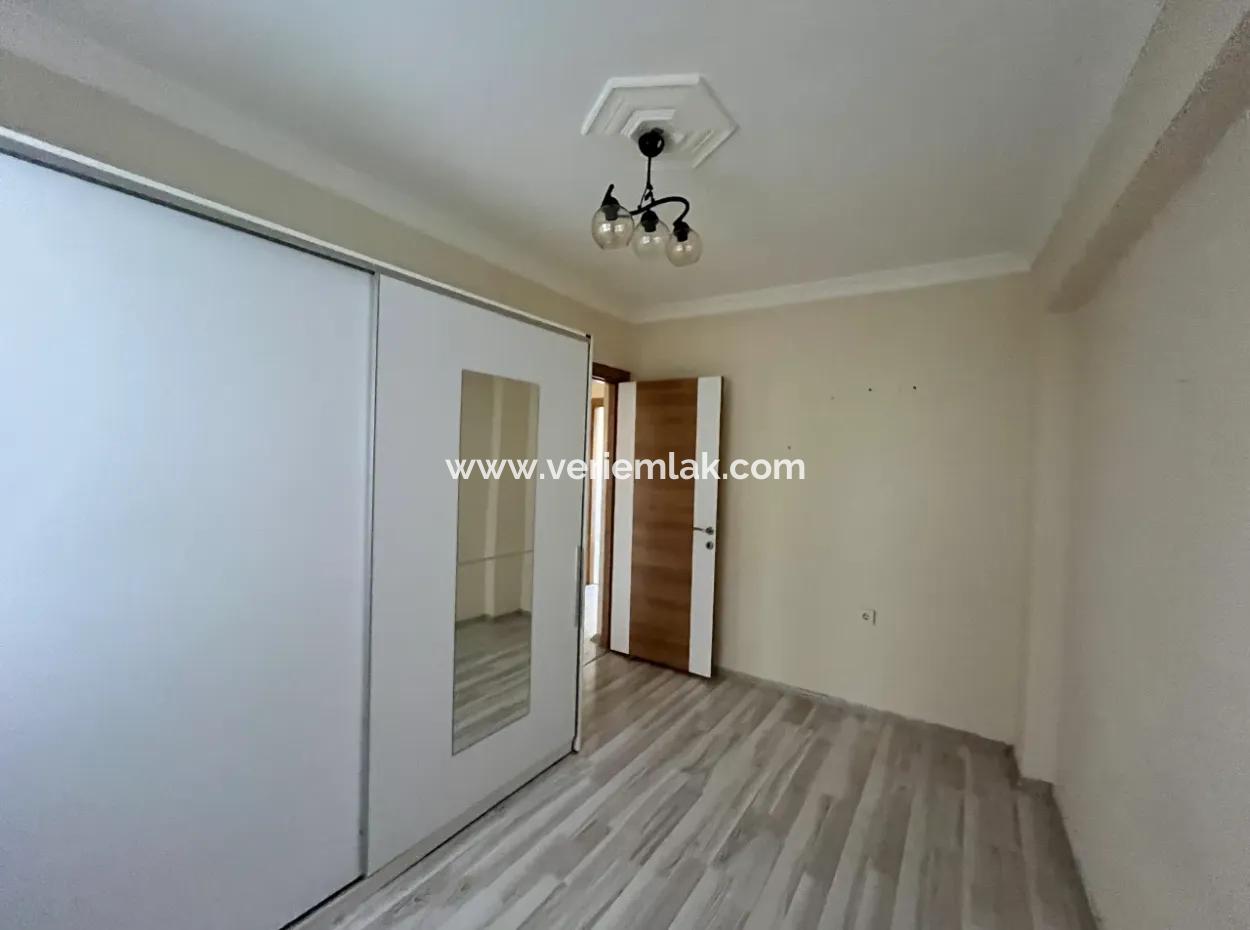 Seferihisar Merkezde Yatırım Fırsatı: Satılık 2+1 Daire!